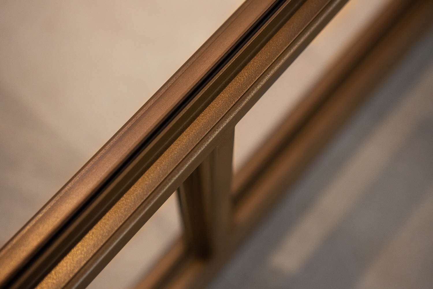 Strakke belijning en hoogwaardige afwerking van een bronzen stalen deur in close-up.